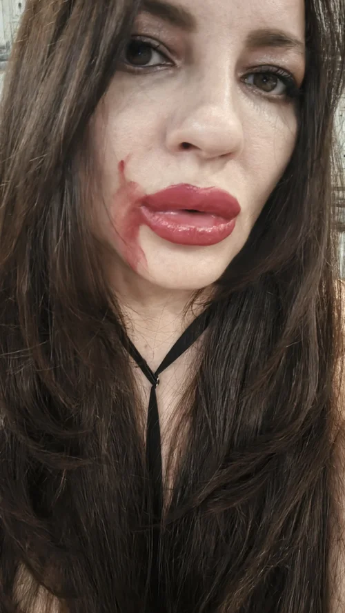 Zdjęcie z posta SonaSage: Moje usta po intensywnej zabawie... Szminka wszędzie! #rozmazanaszminka #szminka #mokreusta #usteczka #teasing #slodka #kuszenie… (1/2)